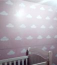 Parede Rosa com Nuvens Brancas 2