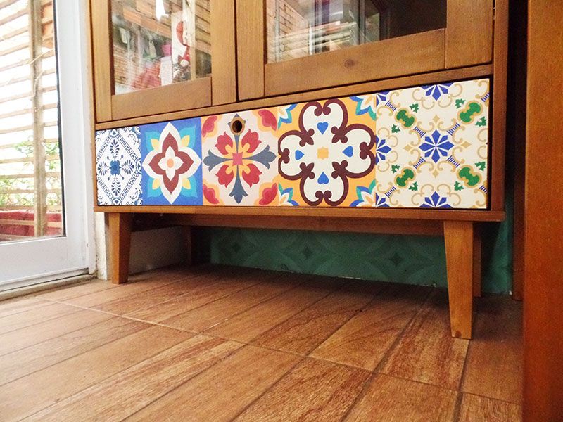 Reformar móveis com adesivos decorativos