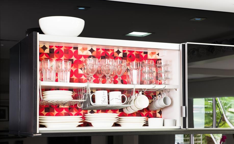 Fundo de armário com adesivos decorativos